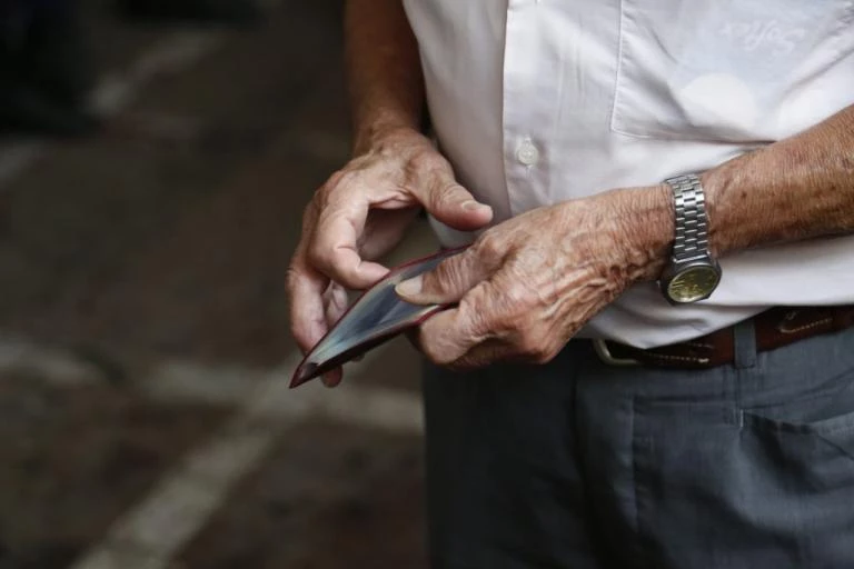 Έρχεται η 13η σύνταξη – Το σχέδιο της κυβέρνησης να διασκεδάσει τις εντυπώσεις από το μεγάλο «μαχαίρι» στις συντάξεις αρχές του 2019